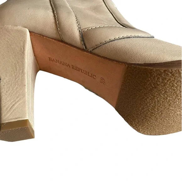 NWOT Banana Republic Womens Leather Ankle Bootie Side Zip Size 6.5 Cream - Picture 9 of 11